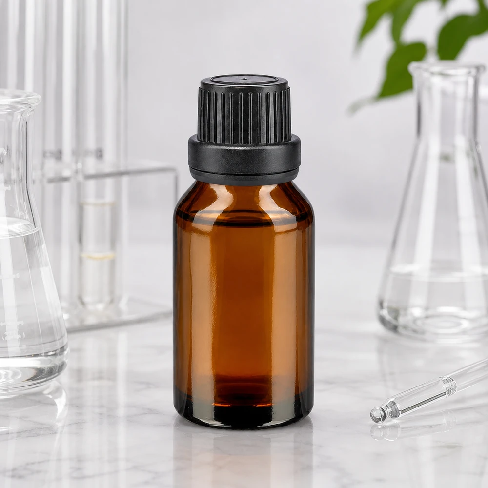 Flacone da farmacia da 30 ml in vetro marrone con tappo OV nero da 11 mm; ambiente di laboratorio con matraccio di Erlenmeyer