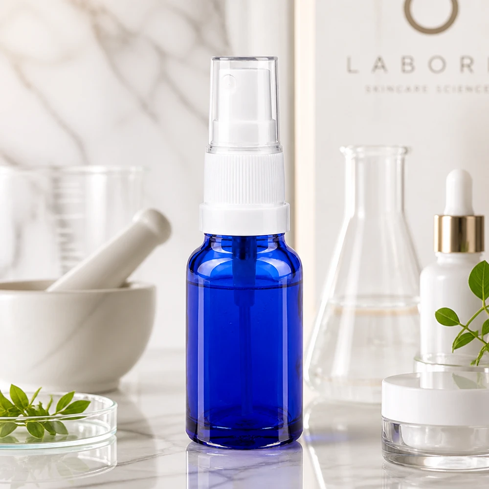 Flacone spray da 10 ml bianco/tr. STD BlueLine UT18/10 Flacone spray in vetro da 10 ml in blu cobalto con tappo a vite standard per il riutilizzo