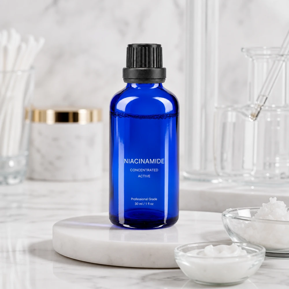 Flacone contagocce blu da 50 ml OV nero/2mm ApoGlas Flacone blu da 50 ml di siero alla niacinamide con tappo nero su un vassoio di marmo in un ambiente da laboratorio