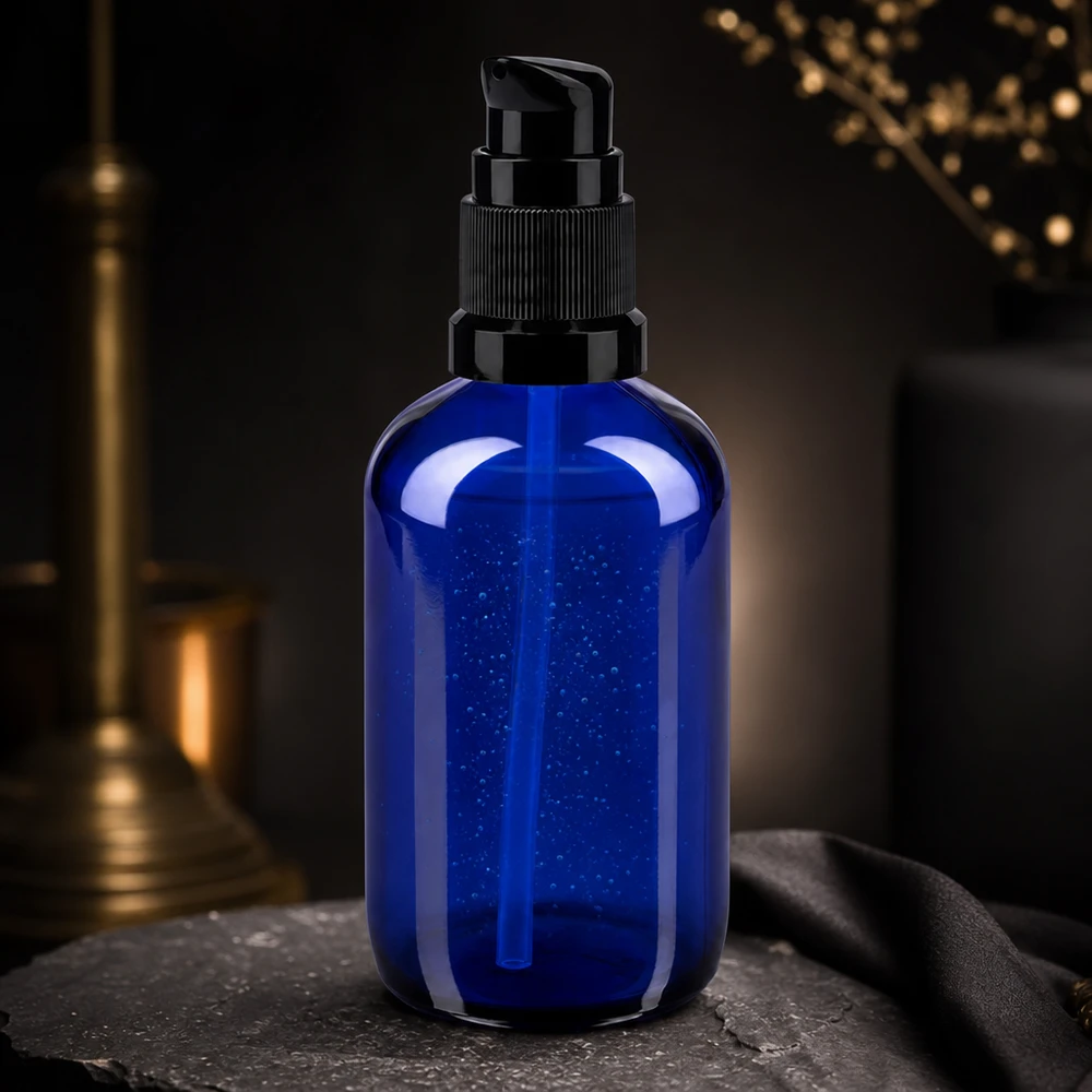 Bottiglia a pompa blu 100ml STD nero ApoGlas Elegante flacone con dosatore da 100 ml in blu cobalto con erogatore nero su fondo in ardesia scura