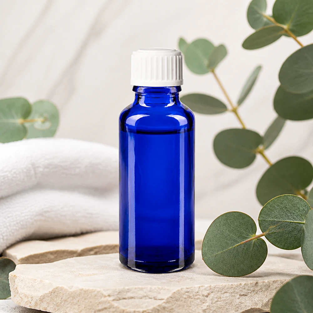 Flacone da farmacia da 30 ml blu cobalto con tappo contagocce bianco su pietra naturale con aroma di eucalipto