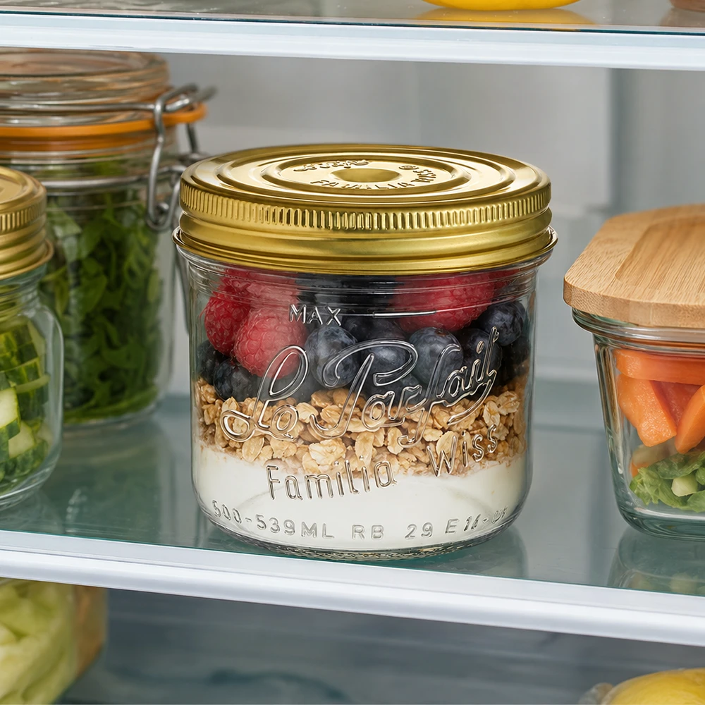 Vasetto Familia Wiss da 539 ml con coperchio dorato riempito di yogurt, bacche e granola in frigorifero