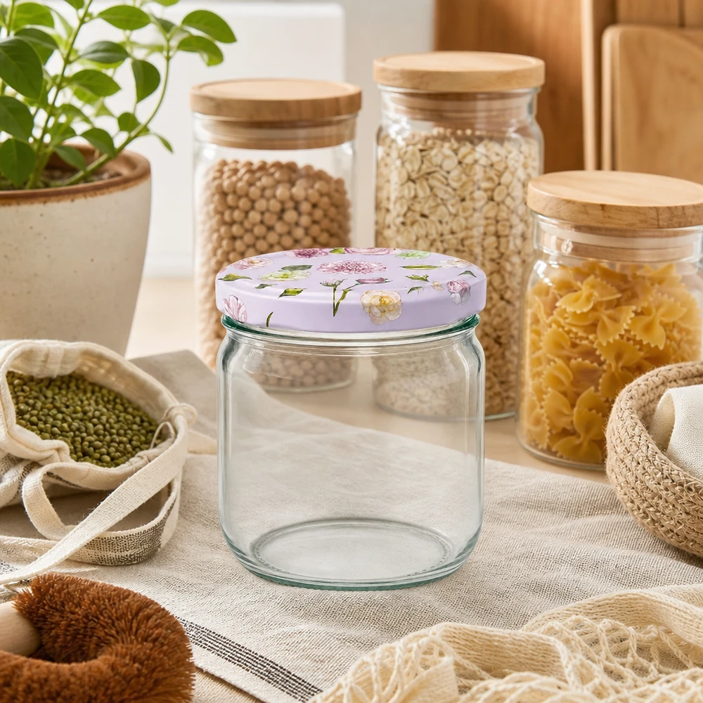 Barattolo rotondo da 425 ml con coperchio a fiore rosa nella cucina sostenibile tra barattoli e borse ecologiche