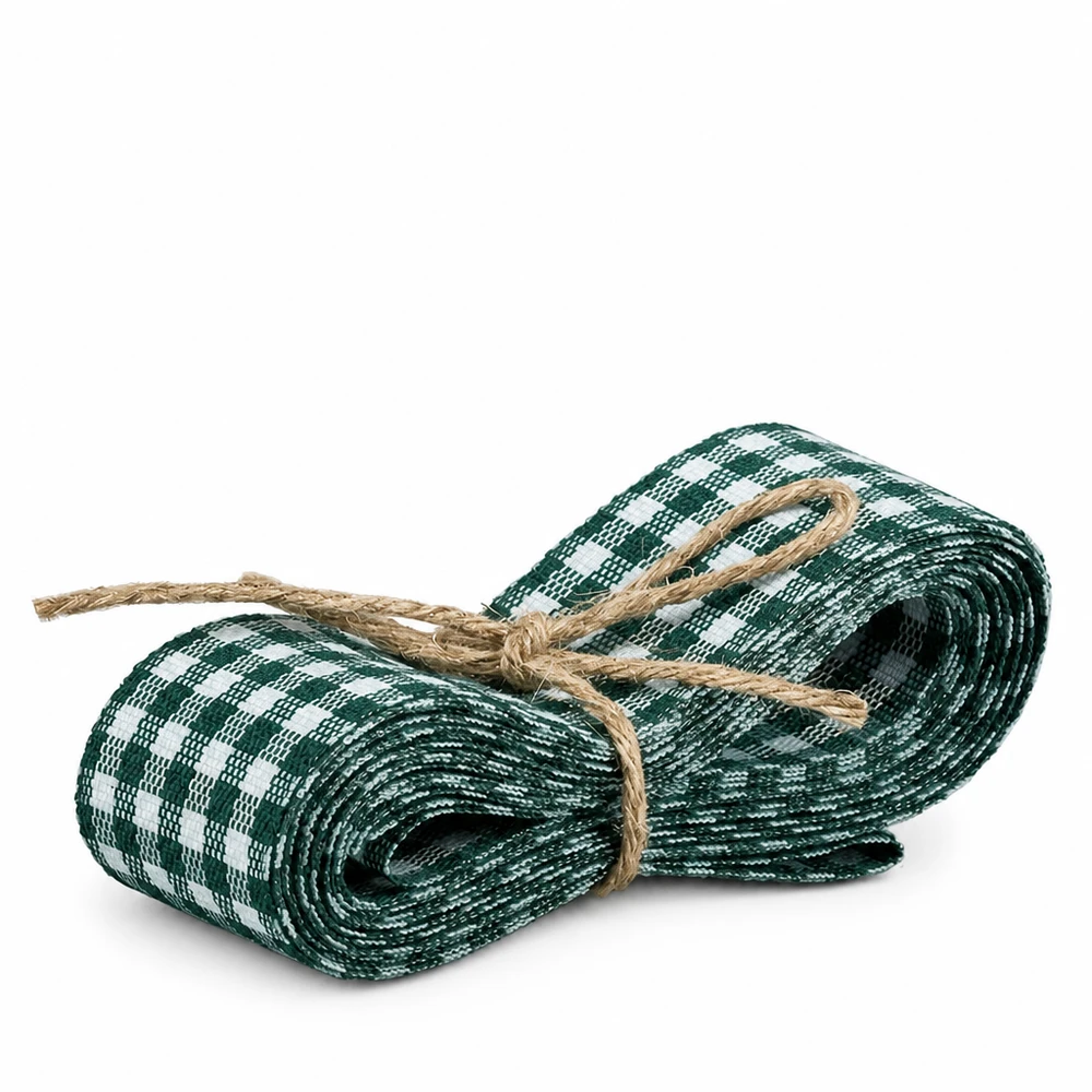 Nastro in tessuto verde/bianco per decorazioni, 300 cm Nastro in tessuto a scacchi verde e bianco di 300 cm legato con nastro di iuta come nastro decorativo su sfondo bianco
