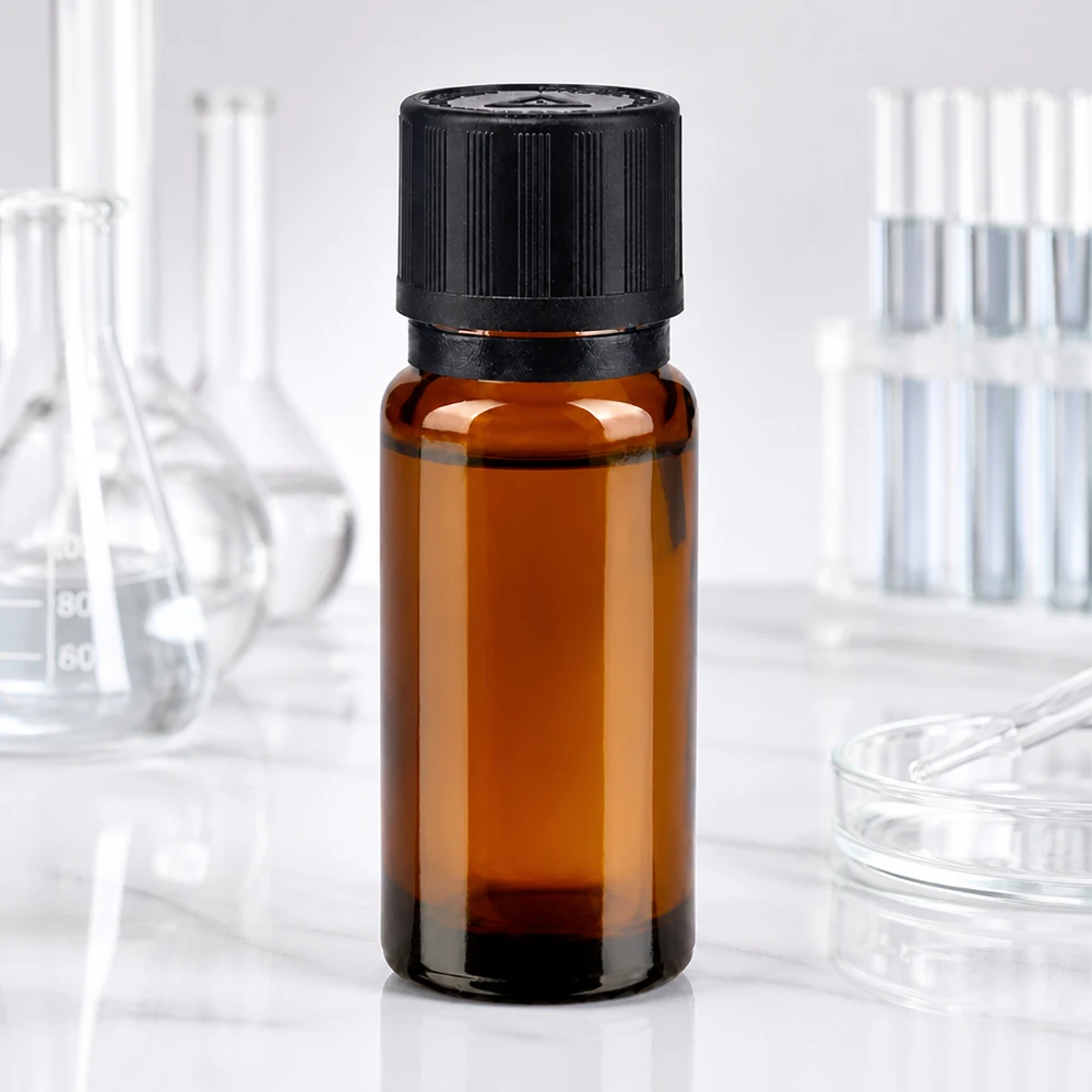 Flacone di vetro da 10 ml color ambra con tappo di sicurezza nero a prova di bambino in ambiente di laboratorio