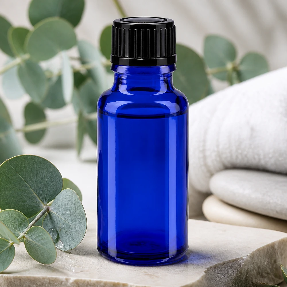 Piccolo flacone da farmacia blu da 20 ml con tappo nero su pietra naturale all’eucalipto