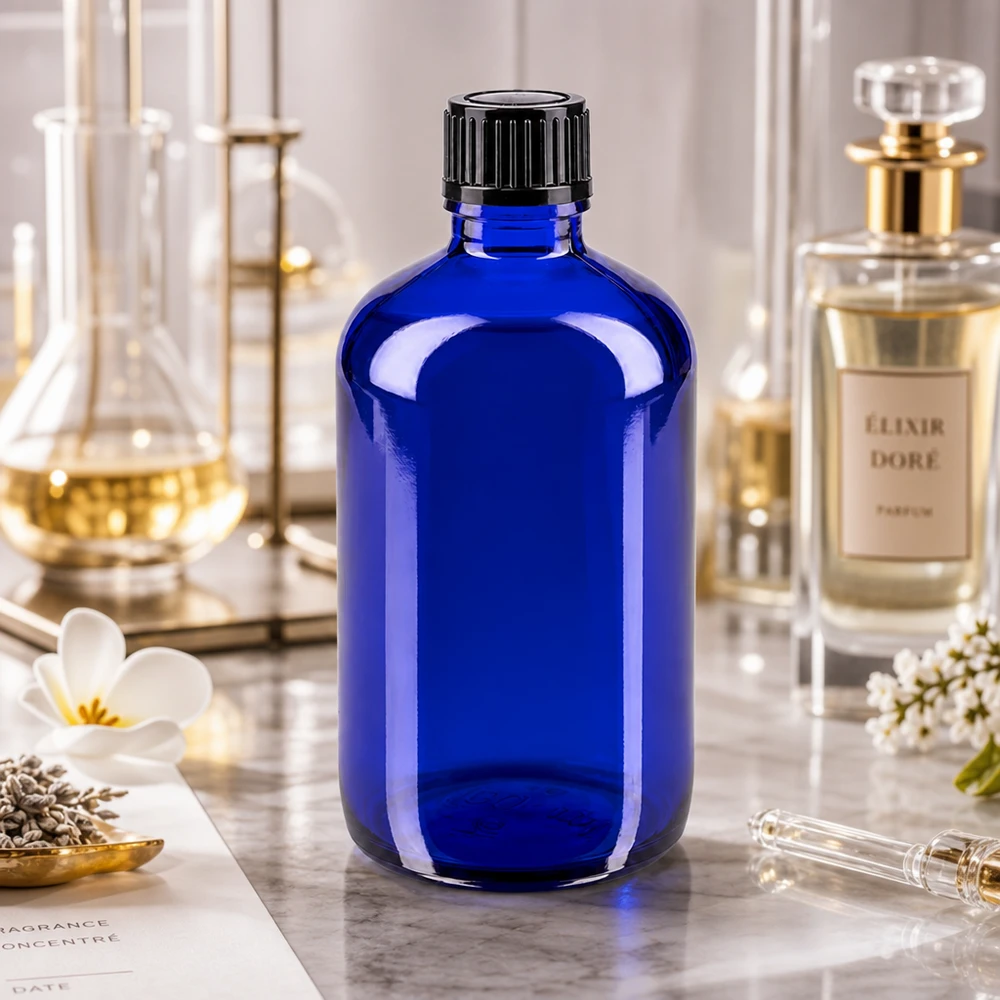 Bottiglia da farmacia blu da 100 ml. SV STD nero/11mm ApoGlas Bottiglia di vetro blu da 100 ml con tappo a vite nero nel laboratorio di profumeria con matraccio di Erlenmeyer