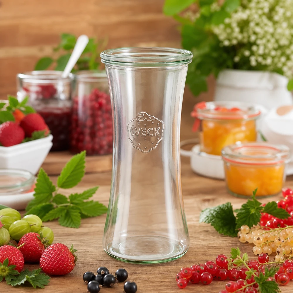 Barattolo da 700 ml con coperchio in vetro WECK RR80 WECK 700ml vaso da salumeria RR80 con frutti di bosco freschi e marmellate su un tavolo di legno - vaso da conserva per marmellate