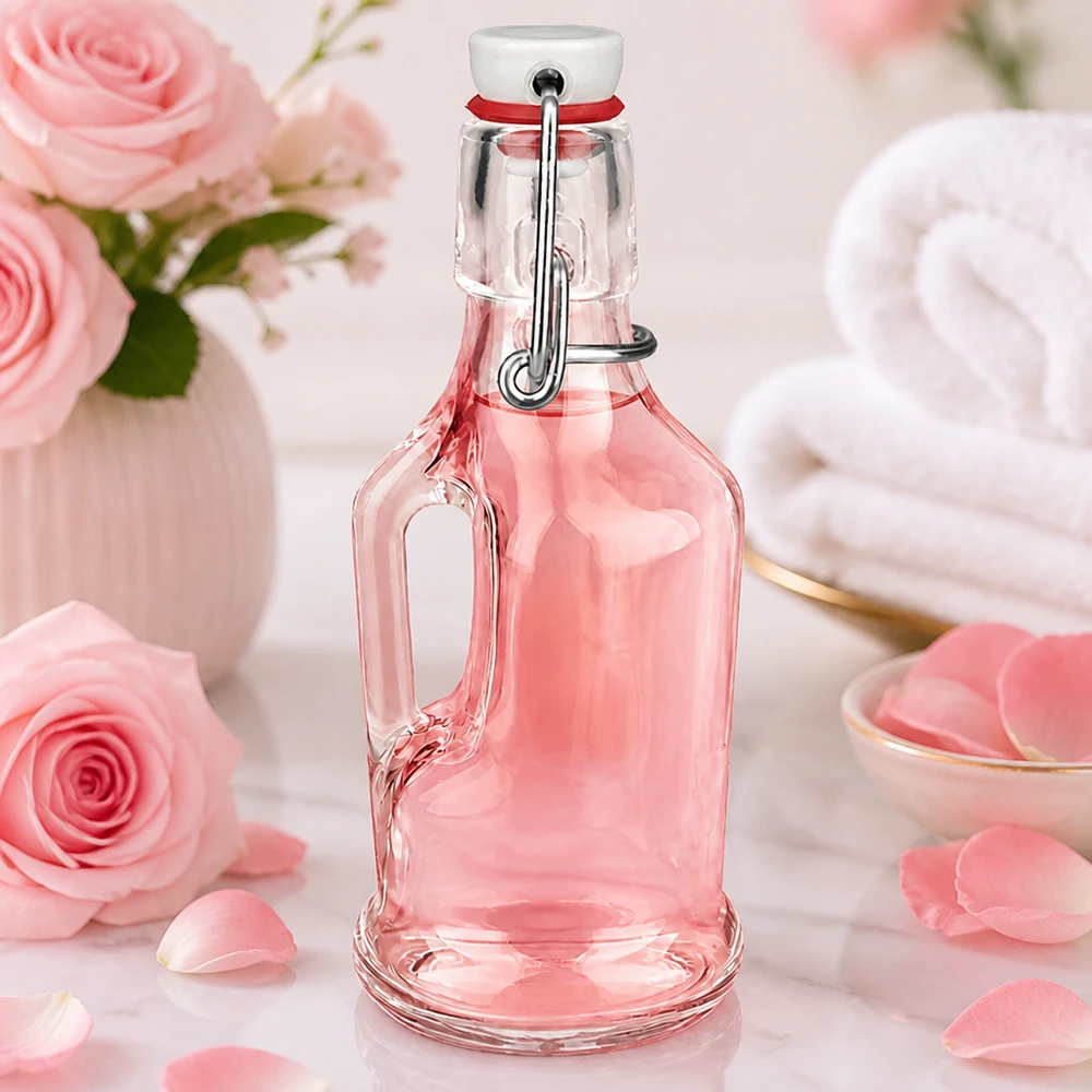 Bottiglia in vetro da 200 ml Bertha con tappo a clip in PVC UNiTWIST® Bottiglia da 200 ml in vetro Bertha tinta di rosa con decorazione romantica con rose e petali, tappo UNiTWIST