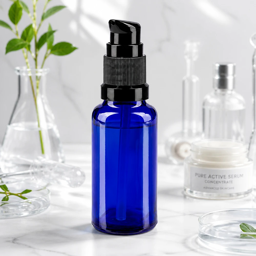 Bottiglia a pompa blu 20ml STD nero ApoGlas Flacone blu da 20 ml con dosatore, in vetro da farmacia, con dosatore nero, appoggiato su una superficie di marmo accanto ad attrezzi da laboratorio in vetro
