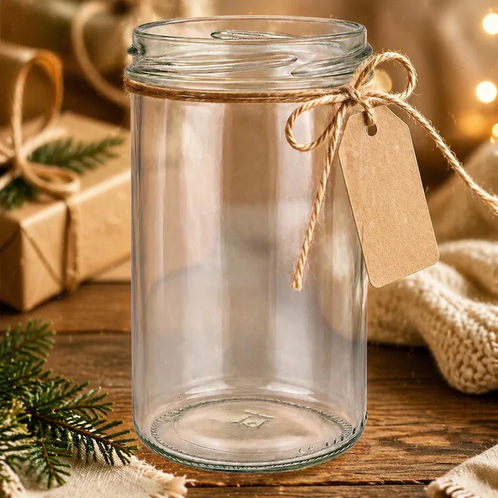 UNiTWIST Sturz277 - tumbler capacità 277ml TO66 Bicchieri vuoti da 277 ml con coperchio TO66 e cartellino regalo marrone su un tavolo di legno rustico in un'atmosfera accogliente