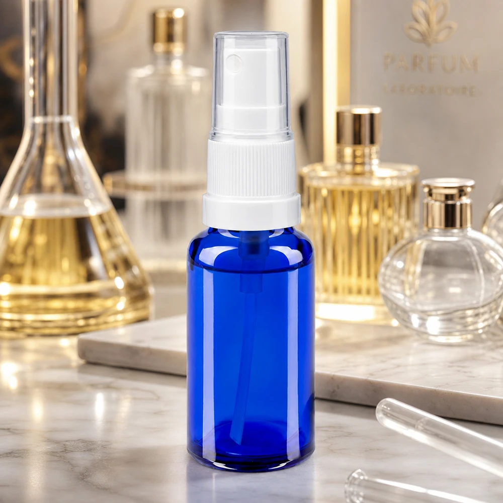 Flacone spray blu da 20ml STD bianco/trasp. apoGlas Flacone spray da farmacia blu da 20 ml con erogatore a pompa bianco su sfondo di un laboratorio di profumi