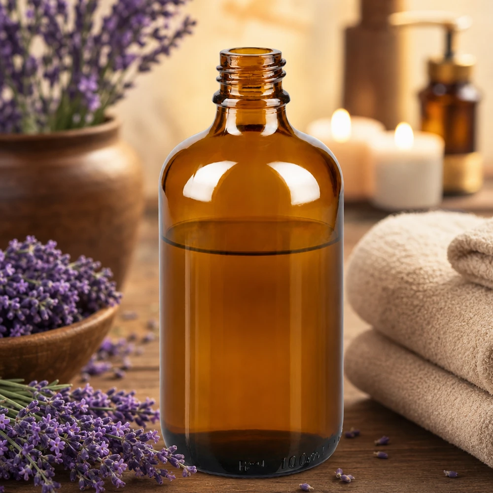 Flacone da 100 ml in vetro marrone ApoGlas con lavanda e asciugamani in un'atmosfera rilassante da spa