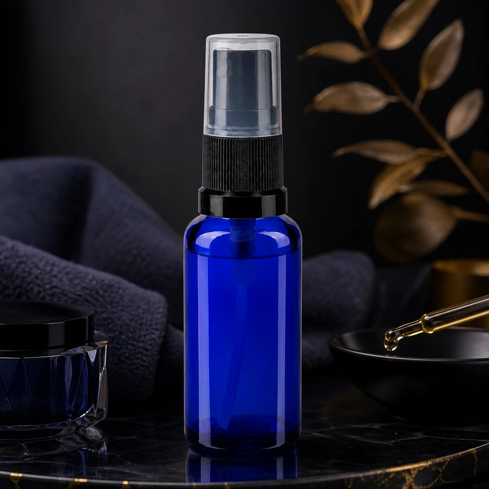 Elegante flacone spray da farmacia da 30 ml color blu cobalto con nebulizzatore nero su sfondo di marmo scuro