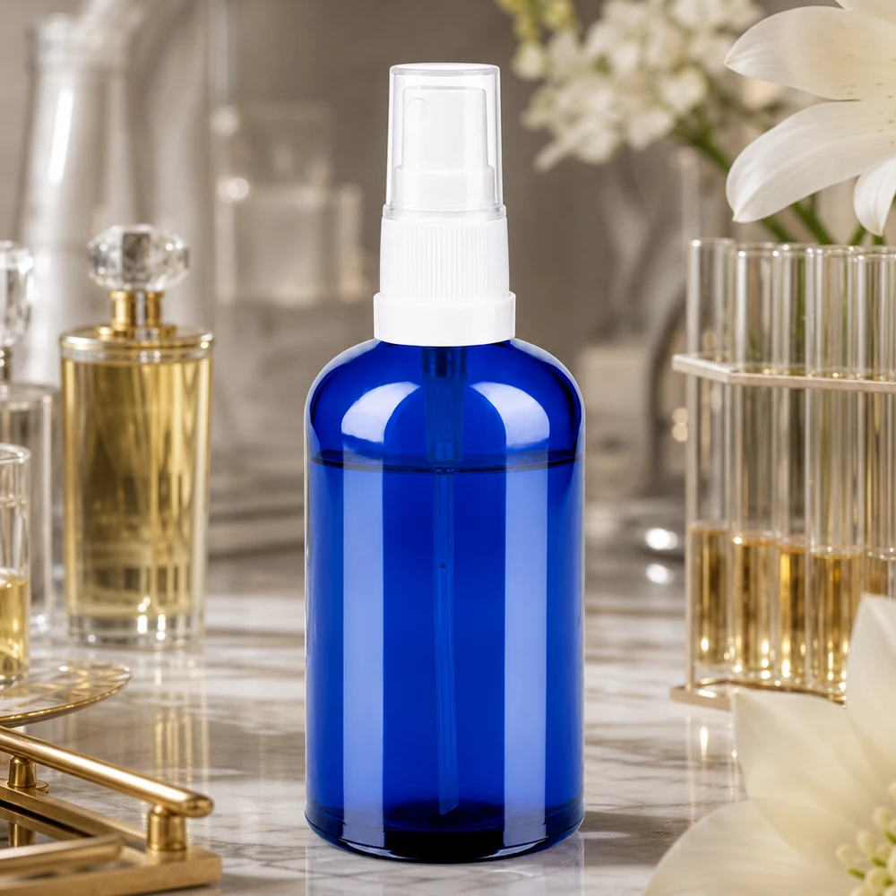 Flacone spray da 100 ml bianco/trasparente STD BlueLine UT18/100 Flacone spray trasparente blu da 100 ml con nebulizzatore bianco ideale per profumi e spray per ambienti