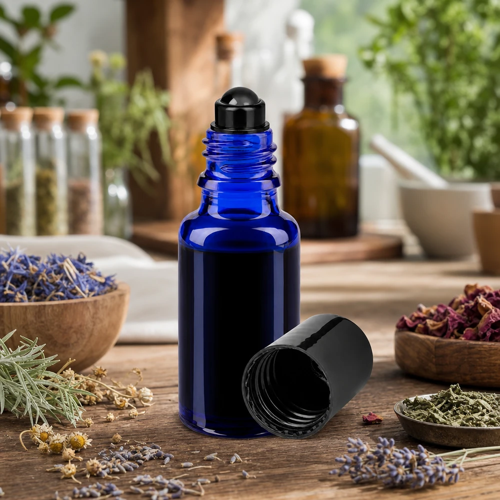 Flacone roll-on 20ml blu STD nero ApoGlas Flacone roll-on ApoGlas blu da 20 ml con applicatore a sfera nero e decorazione a tema erbe aromatiche