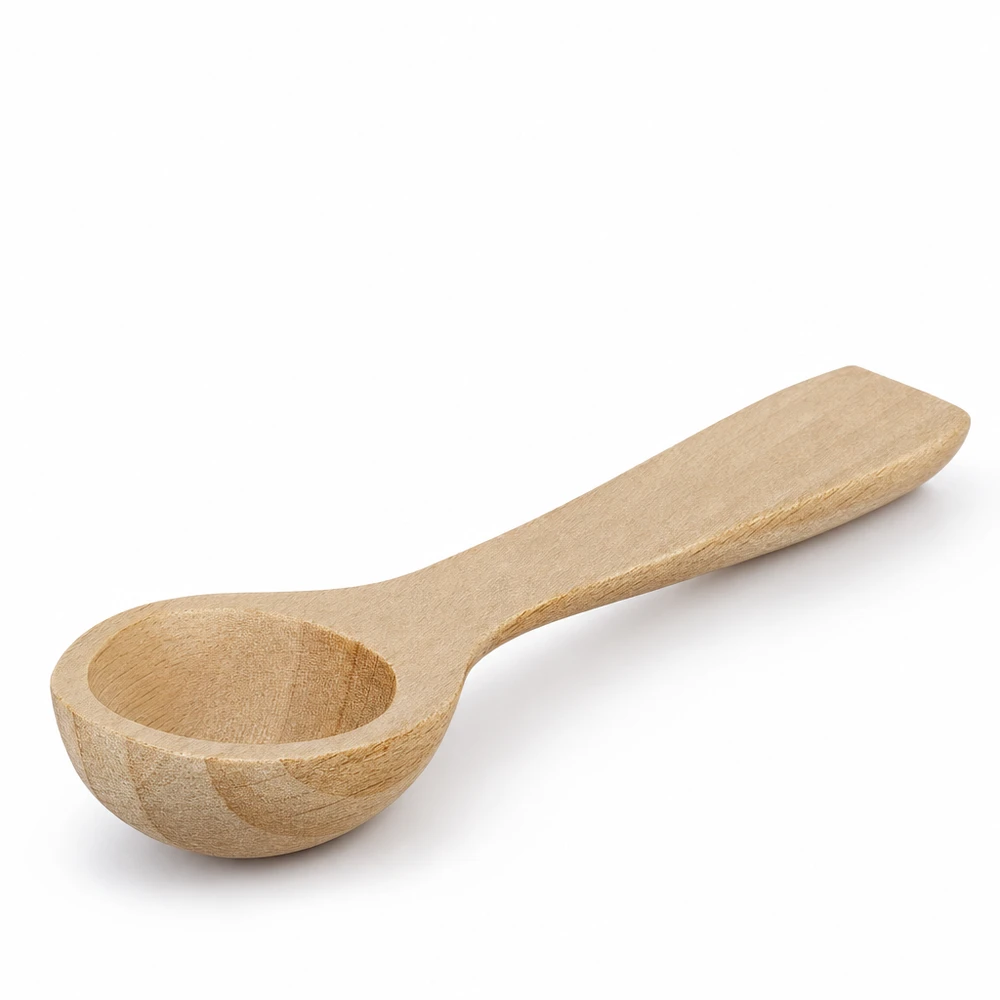 Piccola paletta di faggio 7,7 cm Forma di cucchiaio su sfondo bianco Vista dettagliata Venatura del legno Utensili da cucina