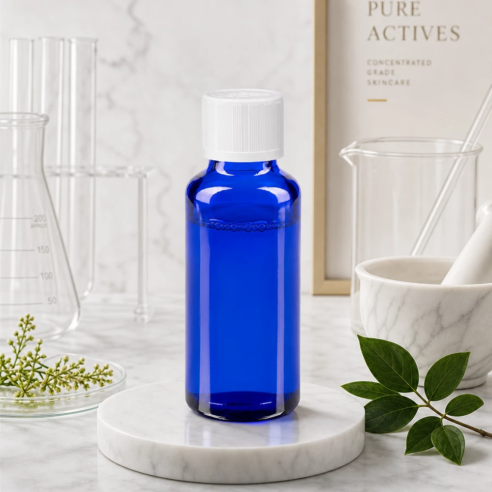 Contagocce blu da 30 ml. STD KiSi bianco/1,2mm ApoGlas Fiaschetta da laboratorio blu da 30 ml con tappo di sicurezza bianco, su un piedistallo di marmo, tra strumenti scientifici in vetro