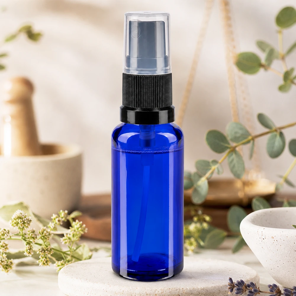 Flacone spray blu da 30 ml. STD nero/trasp. apoGlas Piccolo flacone spray da 30 ml in vetro da farmacia blu cobalto con nebulizzatore a vite nero