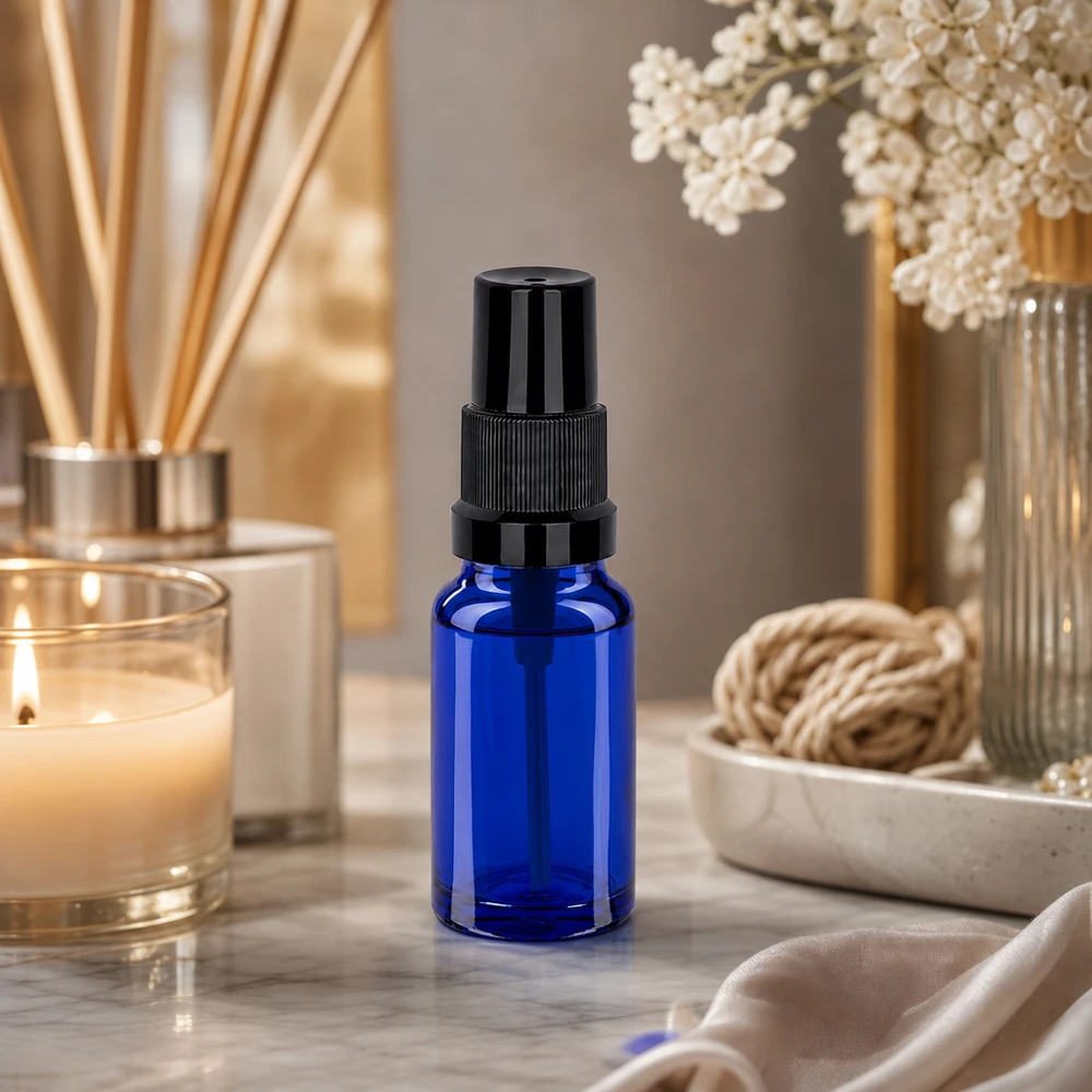 Flacone spray da 10 ml nero STD BlueLine UT18/10 Pratico flacone a spruzzo da 10 ml STD BlueLine UT18/10 con nebulizzazione fine per una distribuzione uniforme