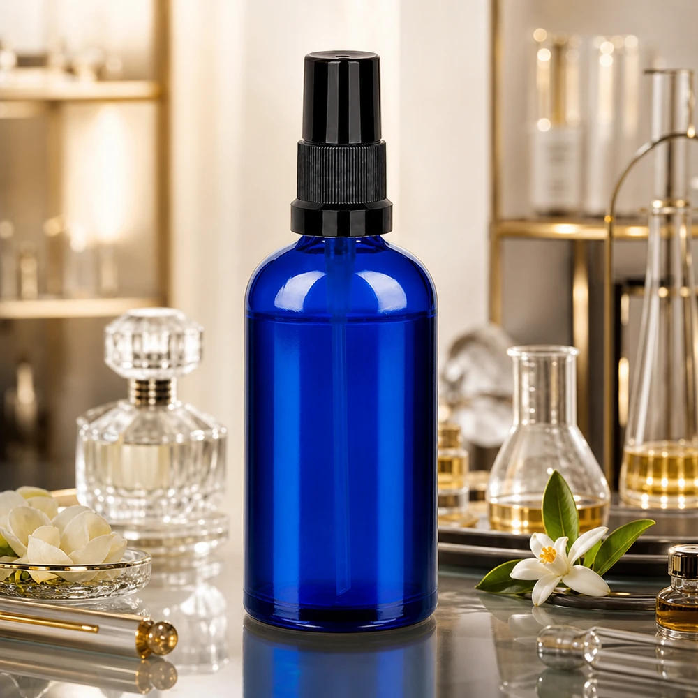 Flacone spray da 100 ml nero STD BlueLine UT18/100 Elegante flacone spray STD BlueLine da 100 ml - testina nera su vetro blu intenso per cosmetici di lusso