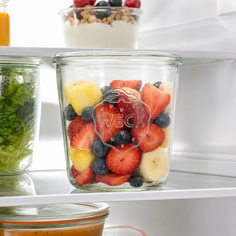 Bicchieri WECK RR100 da 580 ml riempiti di frutta fresca per conservare gli alimenti in frigorifero