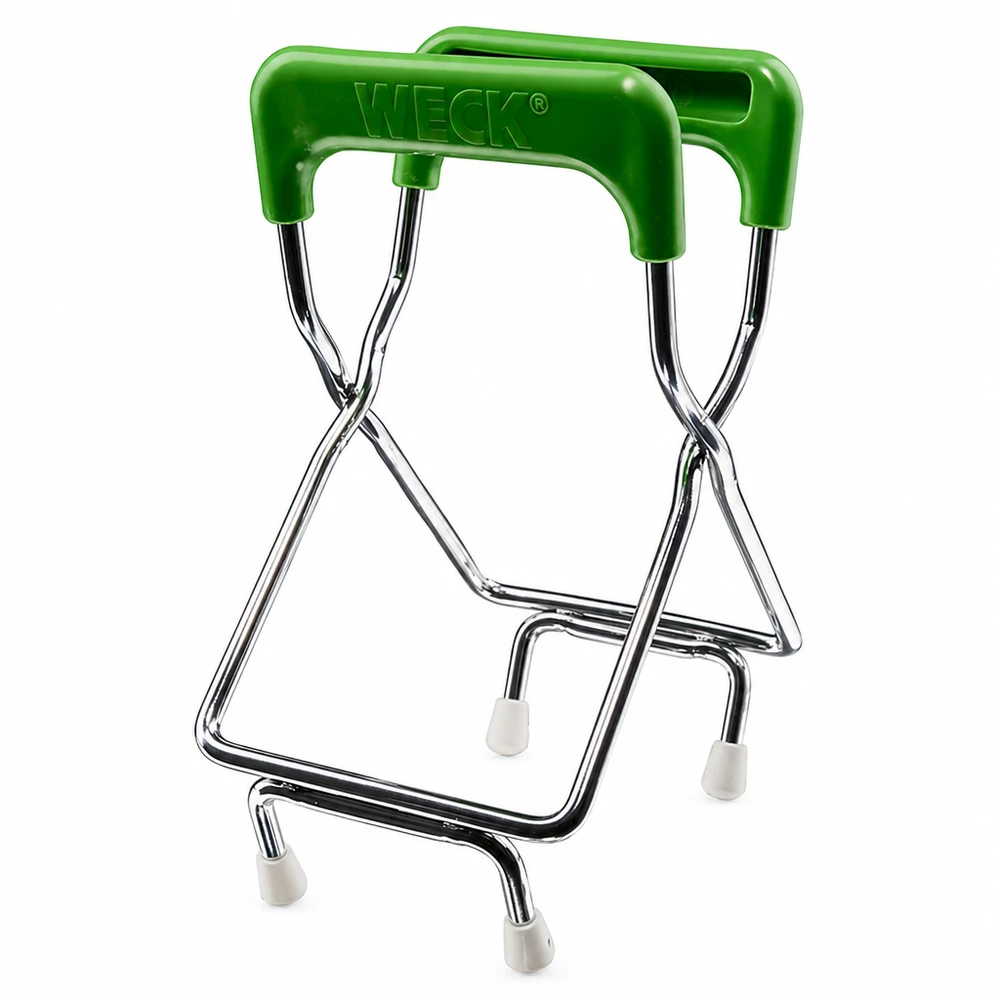 Sollevatore di vasi WECK verde con struttura cromata e piedini in gomma bianca per sollevare in modo sicuro i vasi da conserva caldi durante la conservazione
