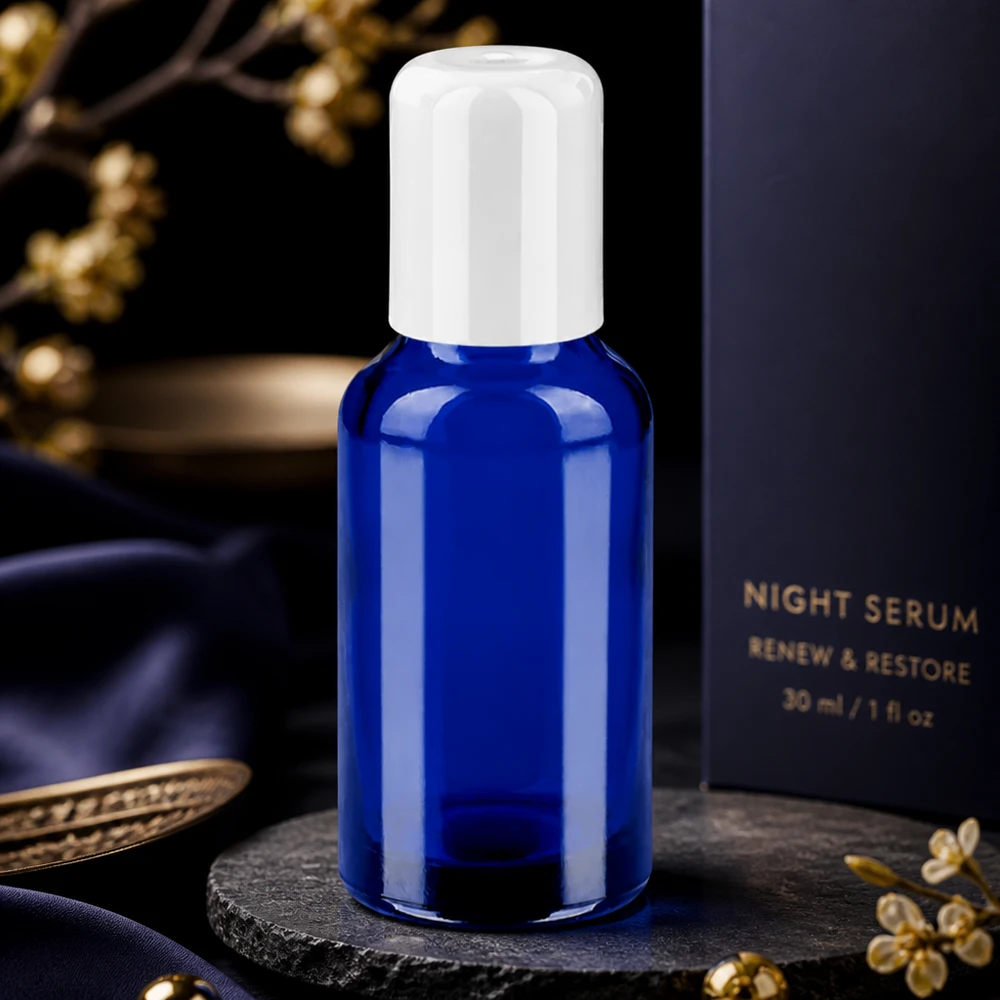 Flacone roll-on da 30 ml bianco STD BlueLine UT18/30 Il flacone roll-on ricaricabile da 30 ml, di colore blu cobalto, protegge in modo ottimale gli ingredienti sensibili alla luce.