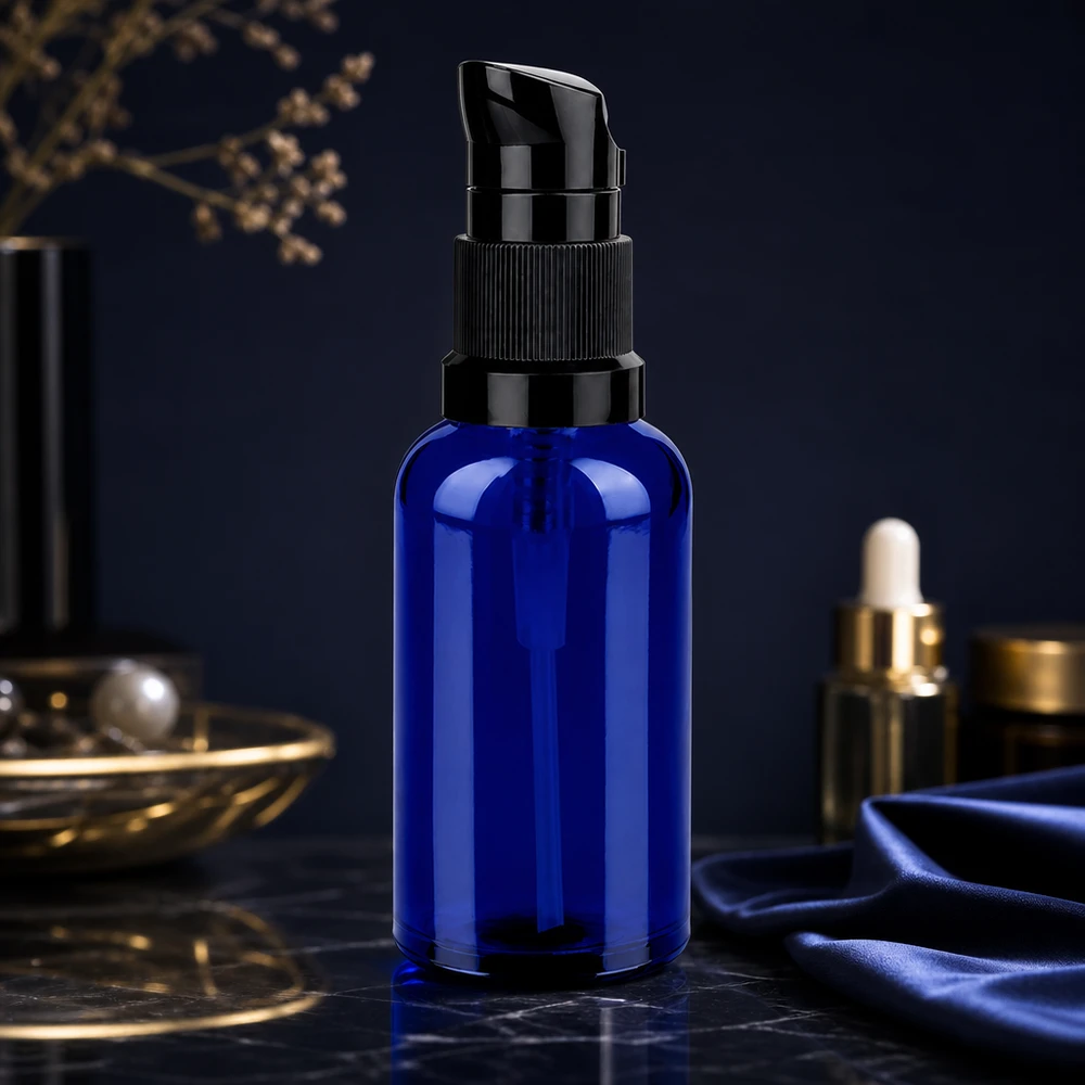 Flacone a pompa da 50 ml nero STD BlueLine UT18/50 Elegante flacone a pompa da 50 ml in blu cobalto con dispenser nero STD BlueLine UT18/50 per prodotti di bellezza
