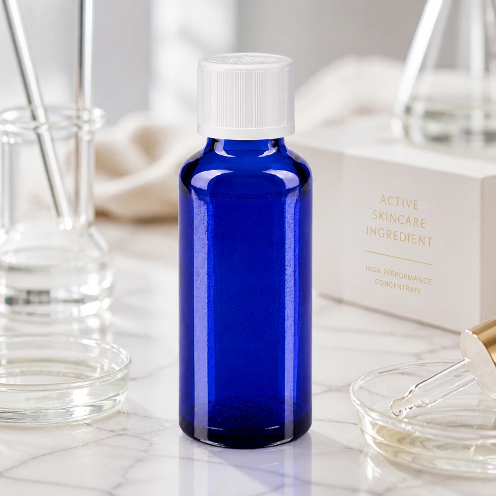 Flacone in vetro da farmacia da 30 ml, colore blu cobalto, con tappo di sicurezza per bambini bianco, in ambiente di laboratorio