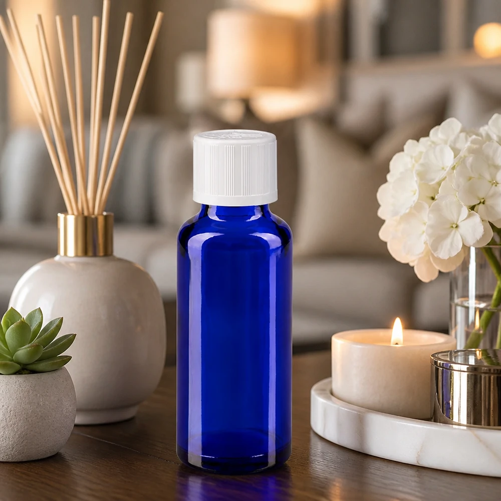 Flacone di vetro da 30 ml blu cobalto con tappo di sicurezza per bambini bianco su un tavolo di legno