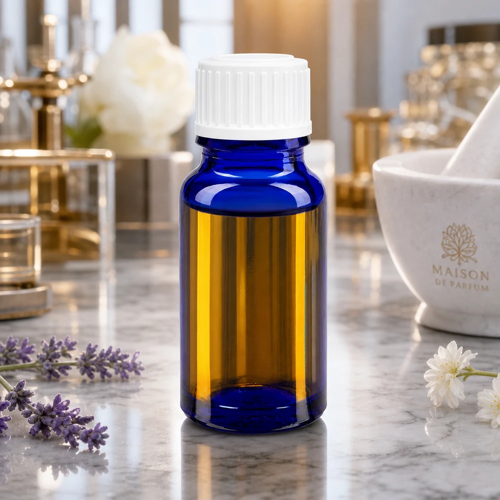 Bottiglia da farmacia blu da 10ml. SV STD bianco/11mm ApoGlas Flacone da farmacia blu da 10 ml con tappo standard bianco, accanto a fiori di lavanda e un mortaio