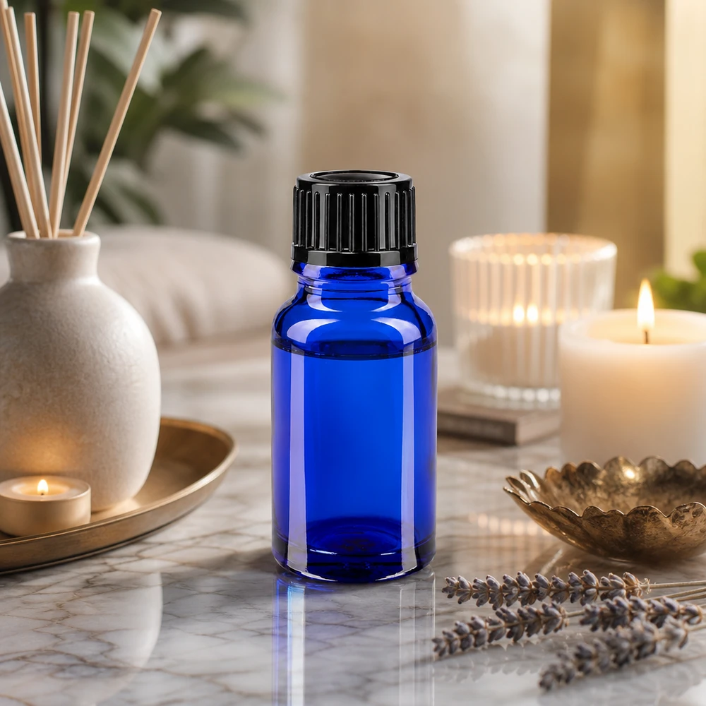 Bottiglia da farmacia blu da 10ml. SV STD nero/11mm ApoGlas Fiaschetta di vetro blu da 10 ml con tappo a vite a prova di bambino su fondo di marmo con lavanda