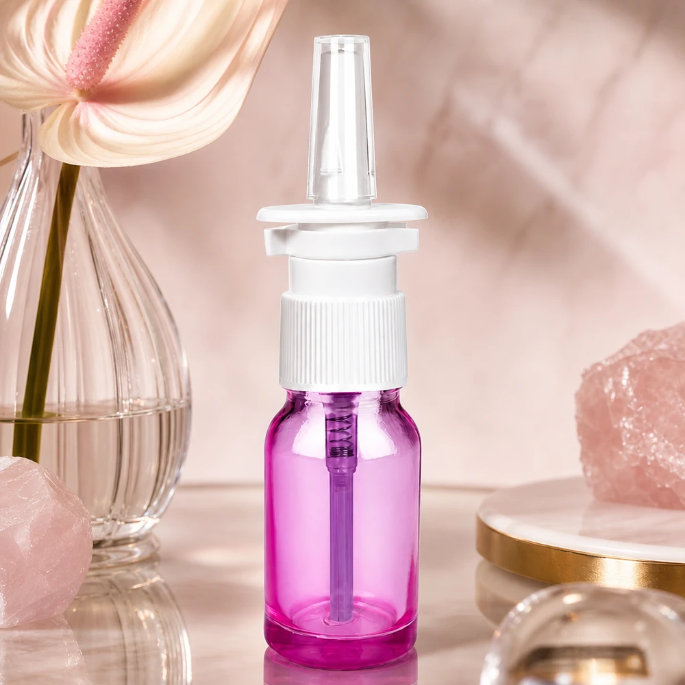 Flacone spray nasale da 10 ml bianco/trasparente standard PurpleLine. UT18/10 Robusto flacone in vetro da 10 ml con pompa nasale di colore viola per applicazioni spray igieniche