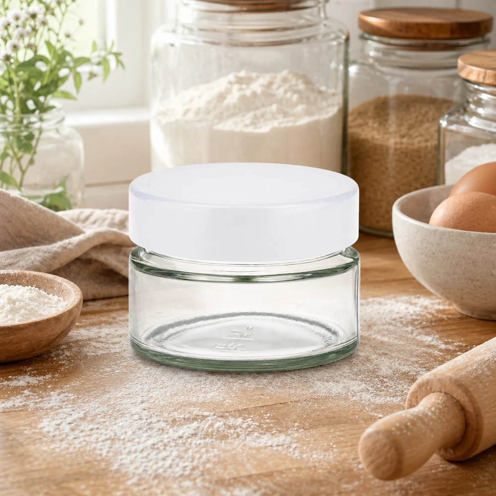Barattolo rotondo da 130 ml con coperchio BasicSeal bianco UNiTWIST Barattolo rotondo da 130 ml UNiTWIST BasicSeal bianco in cucina con ingredienti da forno - Farina Uova Mattarello Ambiente cucina