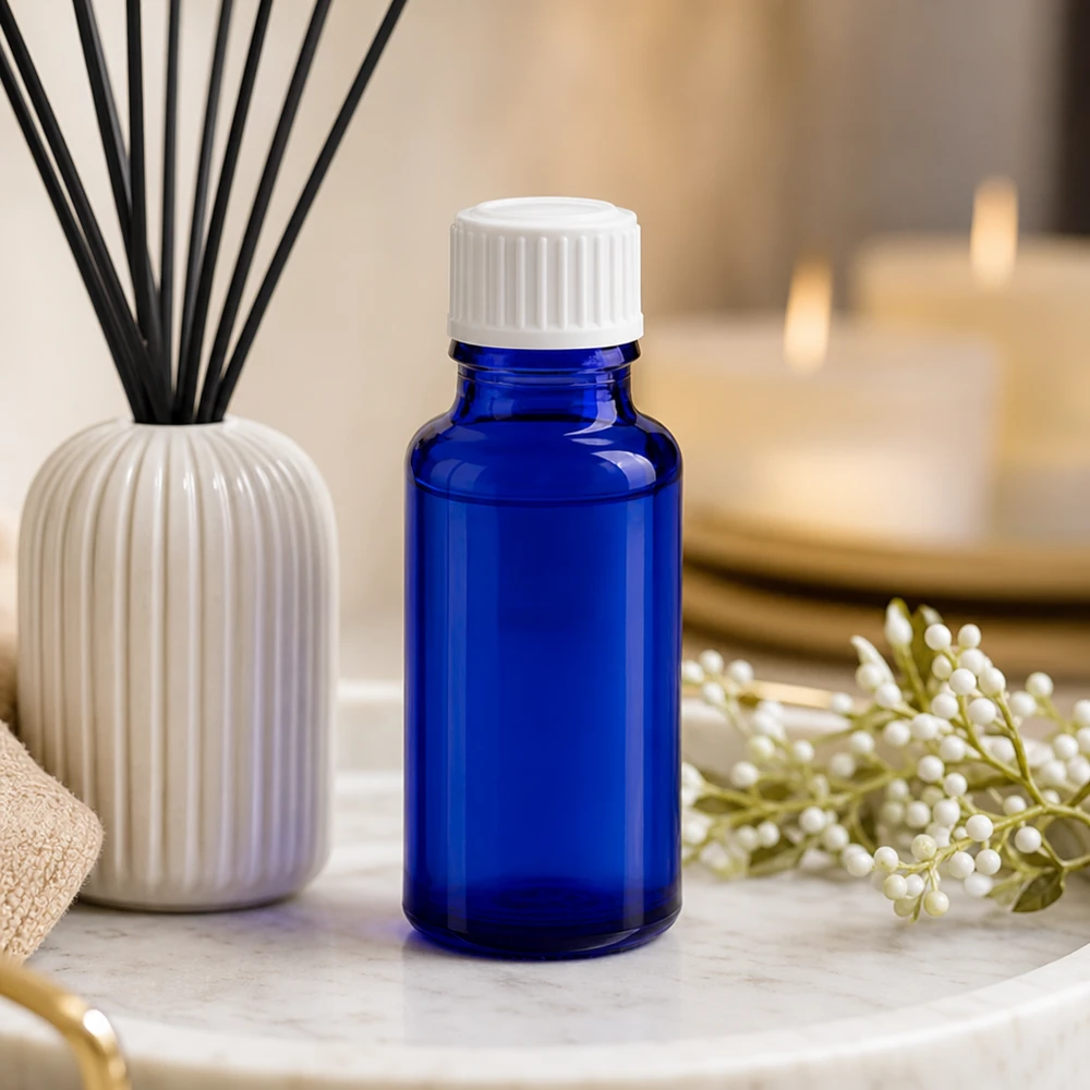 Flacone da farmacia blu da 20 ml con tappo standard bianco su vassoio in marmo