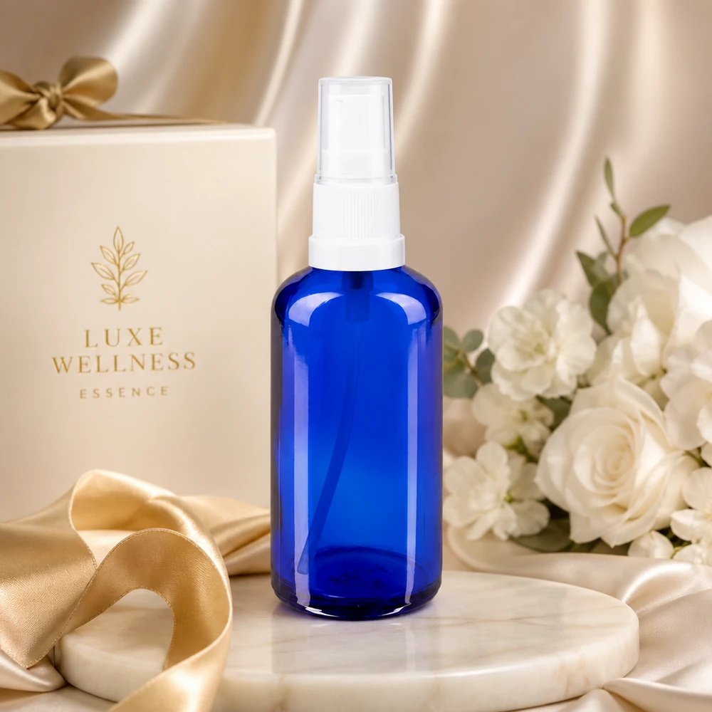 Flacone spray blu da 50ml STD bianco/trasparente apoGlas Flacone di vetro da 50 ml color blu cobalto con erogatore a spruzzo bianco su uno sfondo raffinato di confezione regalo
