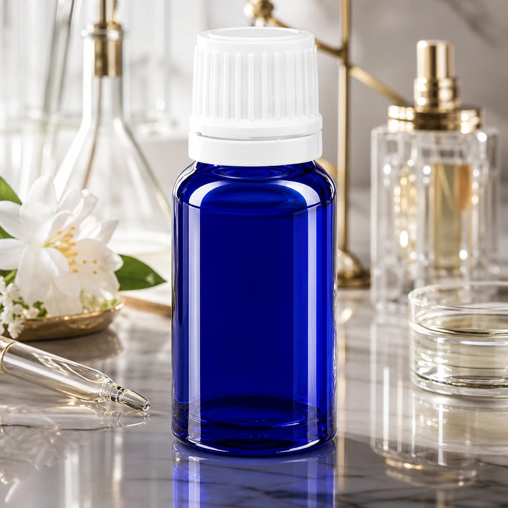 Flacone contagocce blu da 10ml OV bianco/0,7mm ApoGlas Flacone contagocce ApoGlas blu da 10 ml con tappo di sicurezza per bambini bianco su sfondo marmorizzato