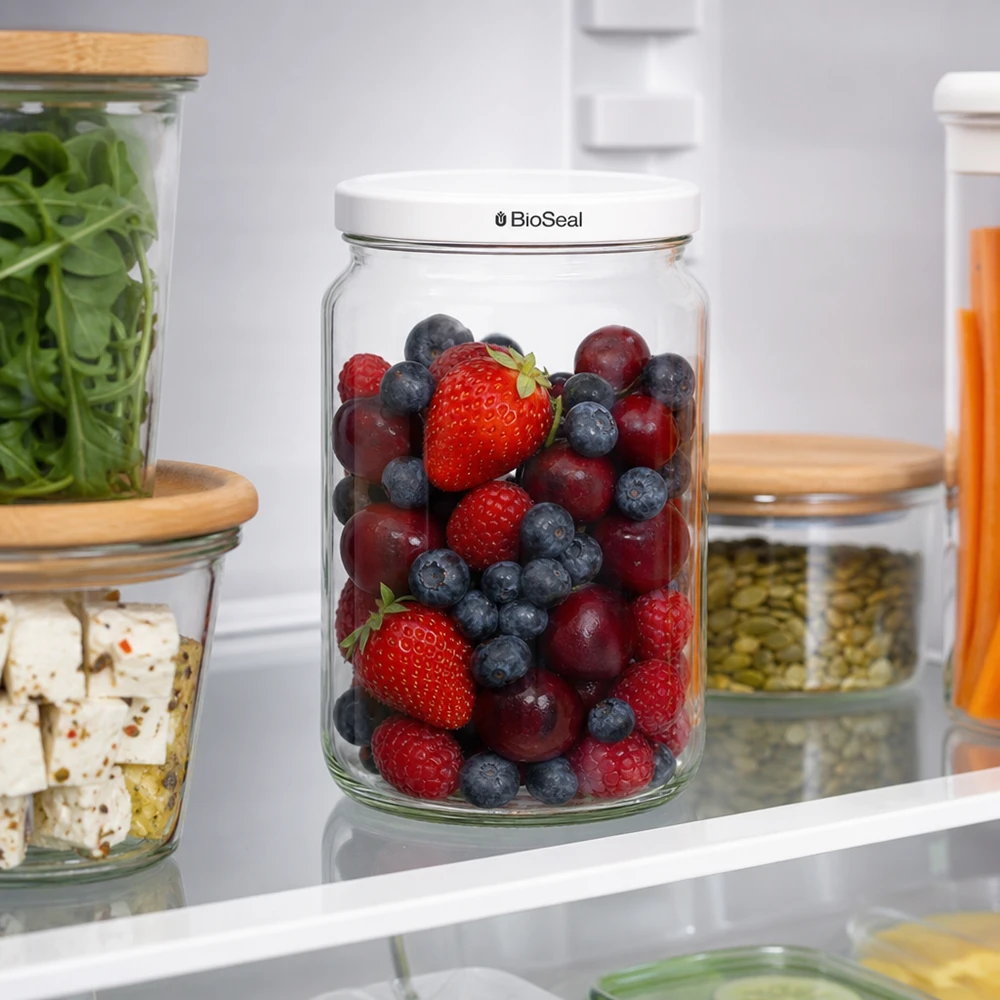 UNiTWIST Rounda795 con coperchio bianco TO82 BioSeal UNiTWIST Runda795 im Kühlschrank mit frischen Beeren - optimale Frischhaltung dank weißem TO82 BioSeal Deckel