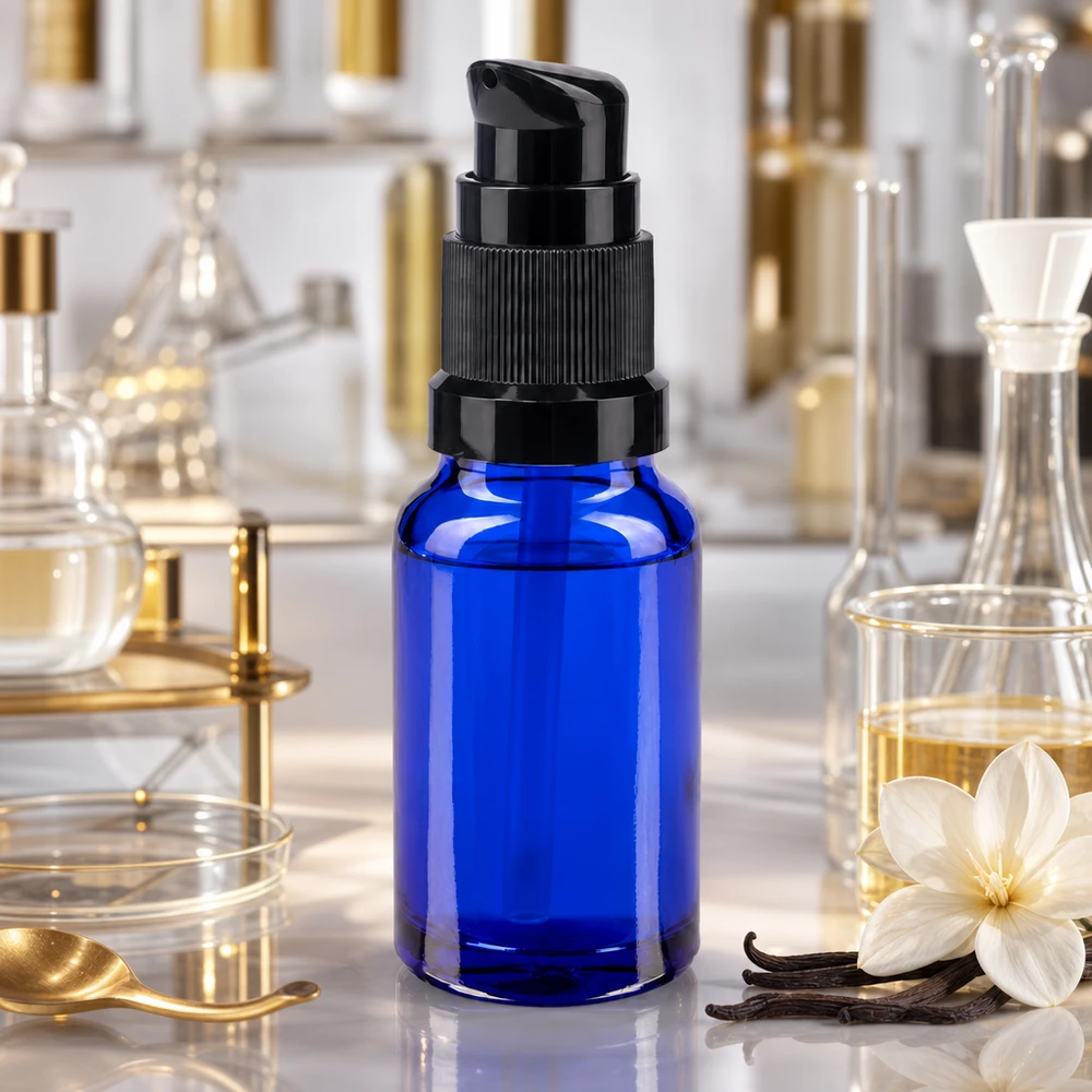 Flacone con dosatore da 10 ml in vetro da farmacia blu con dosatore nero, in ambiente da laboratorio