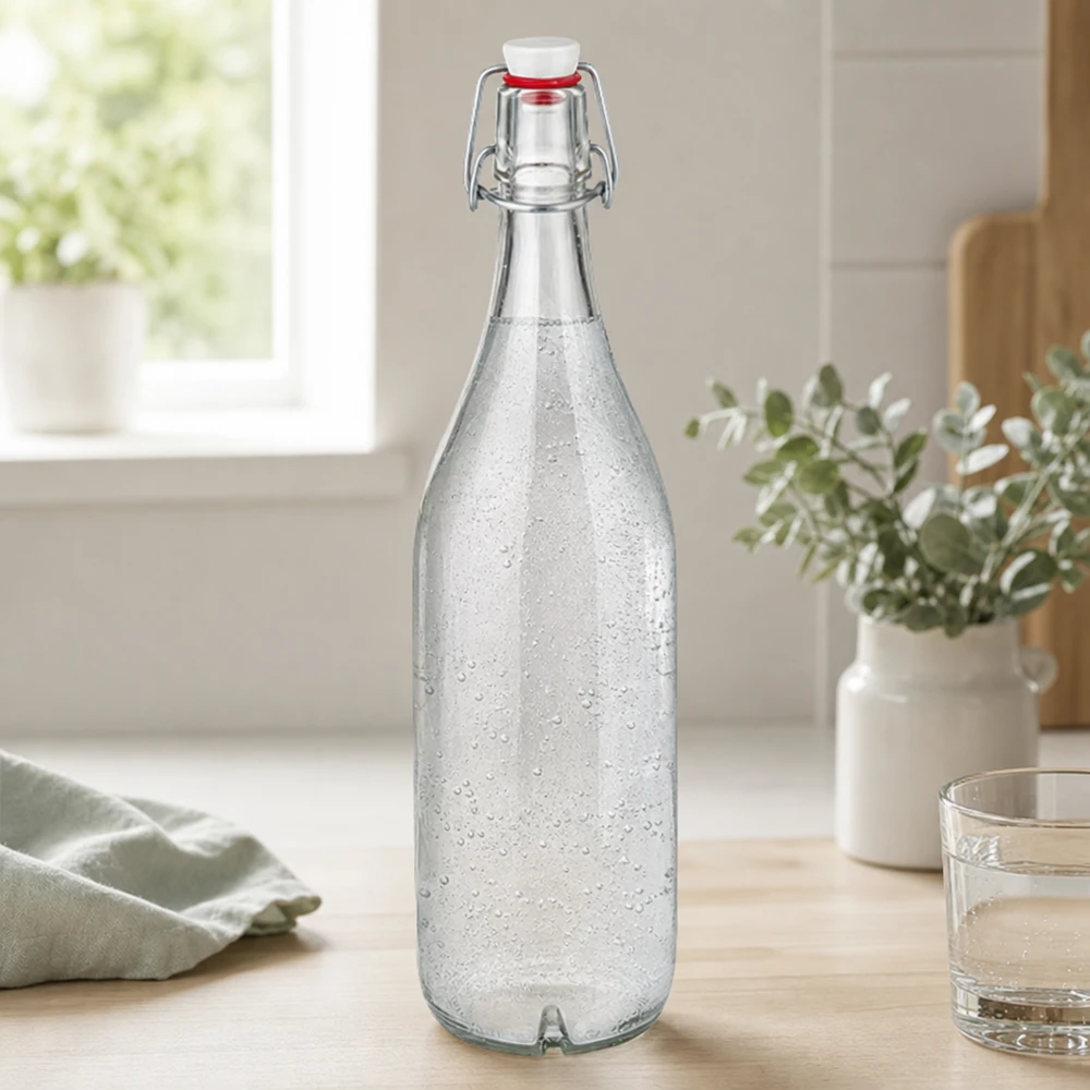 Bottiglia di vetro da 1000 ml con tappo oscillante riempita di acqua frizzante su un tavolo di legno in una cucina moderna