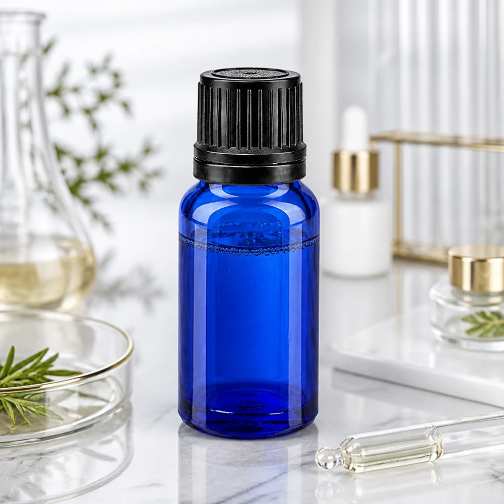 Flacone contagocce da 10 ml in vetro con protezione UV, di colore blu, con tappo di sicurezza nero su fondo marmorizzato