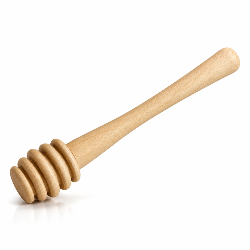 Cucchiaio da miele in legno d'acero con estremità scanalata per l'estrazione del miele in porzioni su sfondo bianco in studio