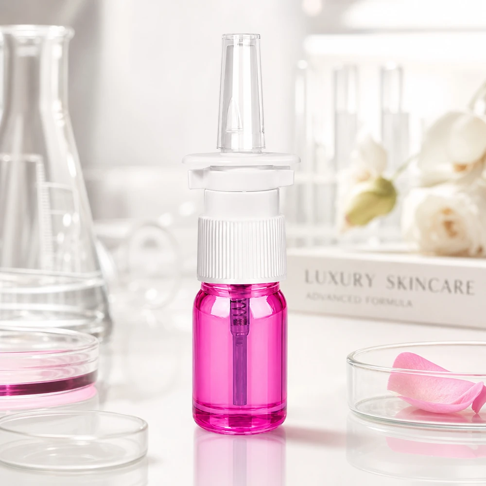 Flacone spray nasale da 5 ml bianco/trasparente standard PurpleLine UT18/5 Flacone spray nasale igienico da 5 ml con superficie viola antimicrobica e tappo di sicurezza