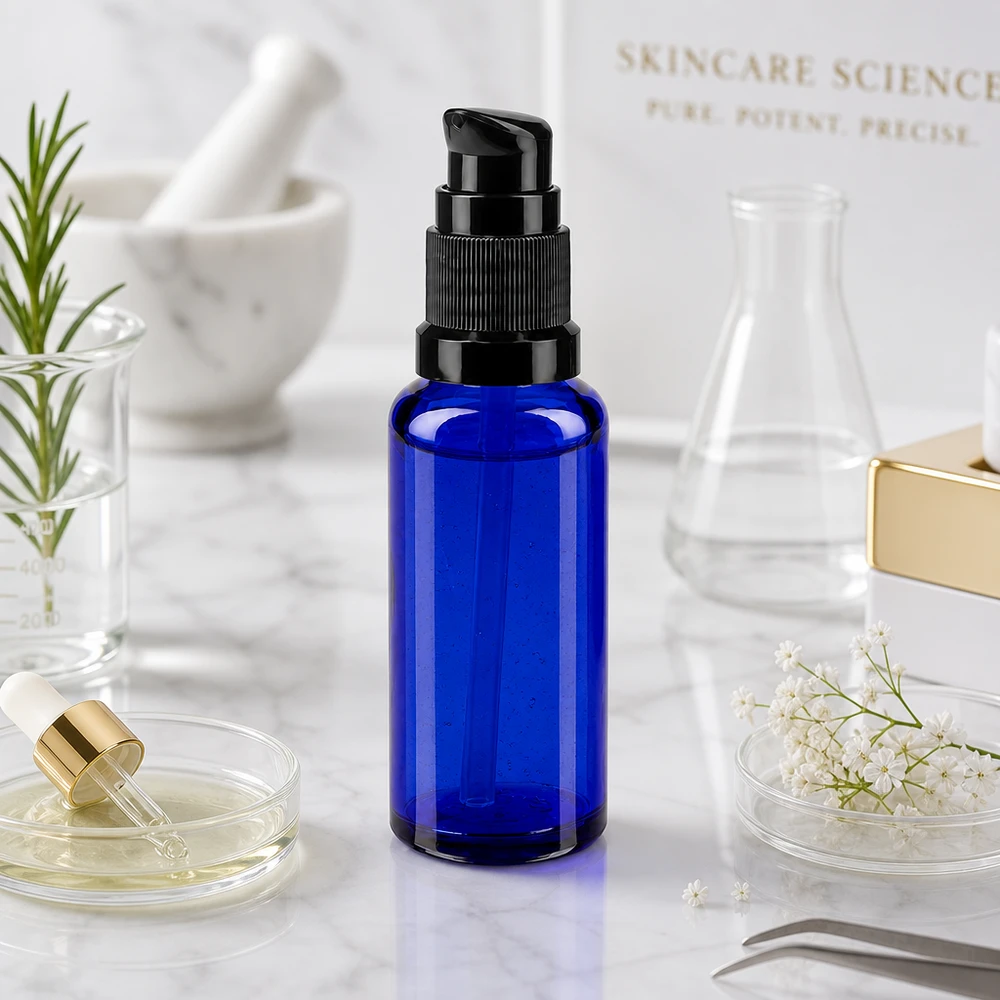 Bottiglia a pompa blu 30ml STD nero ApoGlas Flacone ApoGlas da 30 ml con pompa, di colore blu cobalto e con erogatore nero, in ambiente di laboratorio