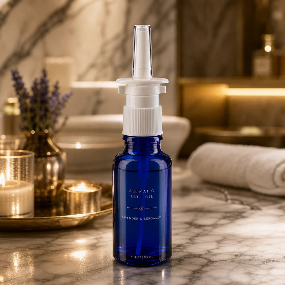 Flacone da farmacia per spray nasale da 20 ml, blu cobalto con erogatore bianco, in un lussuoso ambiente da bagno