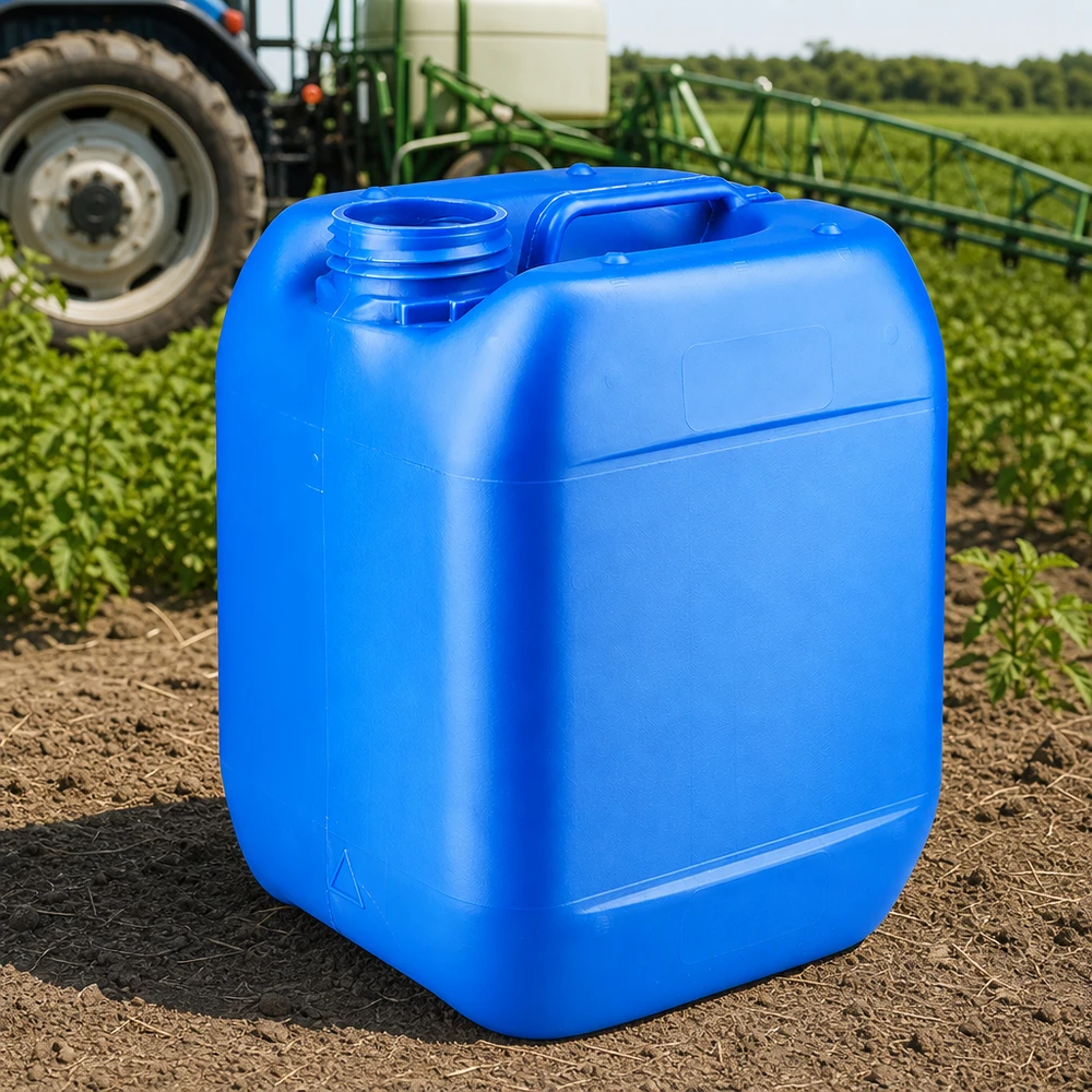 Tanica 5 litri blu senza tappo Tanica blu da 5 litri senza tappo utilizzata in ambito agricolo accanto a un trattore e a un irroratore