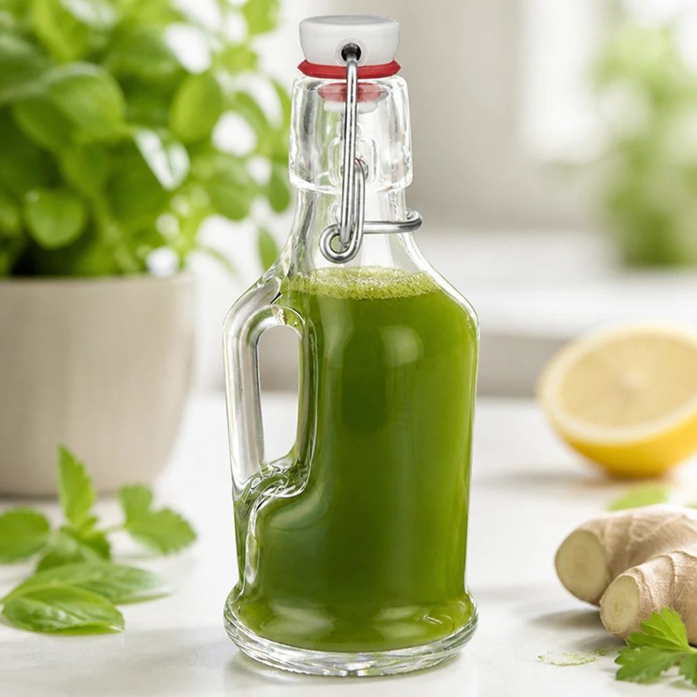 Bottiglia in vetro da 200 ml Bertha e tappo a clip in porcellana UNiTWIST® Bottiglia di vetro Bertha 200ml riempita di frullato verde accanto a zenzero e limone Scena di cucina UNiTW swing top