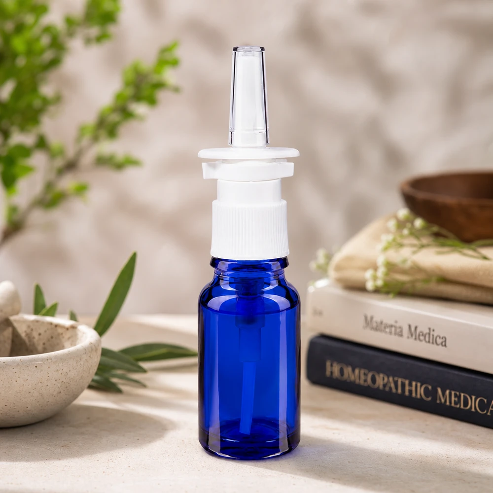 Flacone farmaceutico da 10 ml di colore blu cobalto con erogatore ergonomico per spray nasale in plastica bianca