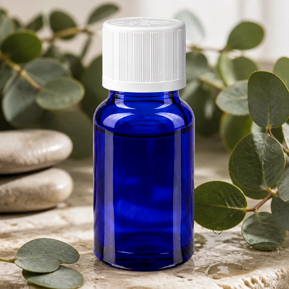 Flacone da farmacia blu da 10 ml con tappo di sicurezza per bambini bianco, tra rami di eucalipto